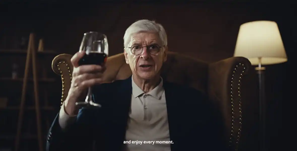 Huyền thoại Wenger chung vui cùng đội bóng cũ Arsene Wenger chúc mừng Arsenal vô địch