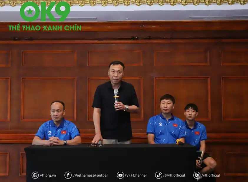 Chủ tịch VFF Trần Quốc Tuấn đã xuống phòng thay đồ để chia sẻ niềm vui cùng toàn đội Chủ tịch VFF Trần Quốc Tuấn đã xuống phòng thay đồ để chia sẻ niềm vui cùng toàn đội